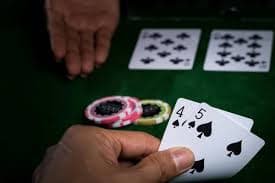Privacy and account safety cues beside Circle Game content on det 8999